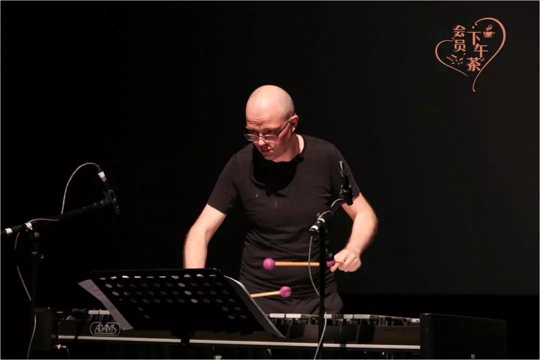 由星海音乐学院现代音乐与戏剧学院现代器乐系主任彭小波与他的乐团